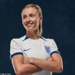 La capitana de Inglaterra Women, Leah Williamson, modeló su uniforme para la Copa del Mundo este verano.