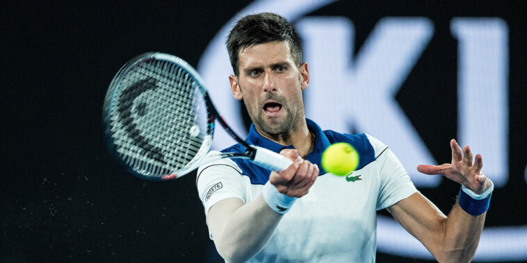 Novak Djokovic con el codo vendado en el Abierto de Australia 2018