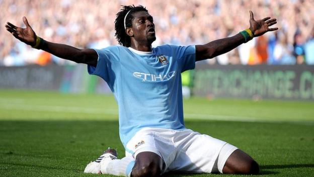 Emmanuel Adebayor celebra frente a los fanáticos del Arsenal después de anotar para el Manchester City