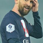 Emmanuel Petit ha criticado a los seguidores del Paris Saint-Germain que se burlan de Lionel Messi (en la foto)