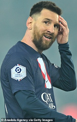 Emmanuel Petit ha criticado a los seguidores del Paris Saint-Germain que se burlan de Lionel Messi (en la foto)