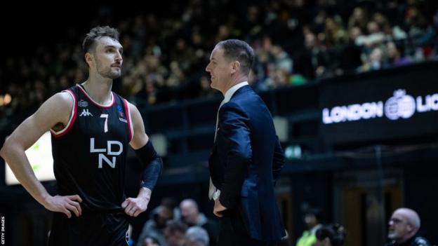 Sam Dekker de los London Lions con el entrenador en jefe Ryan Schmidt