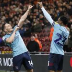 Connor Roberts celebra su gol en Middlesbrough con su compañero de equipo en el Burnley Nathan Tella