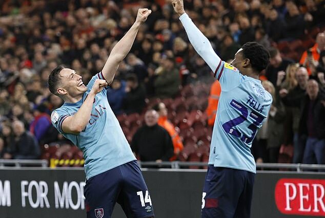 Connor Roberts celebra su gol en Middlesbrough con su compañero de equipo en el Burnley Nathan Tella