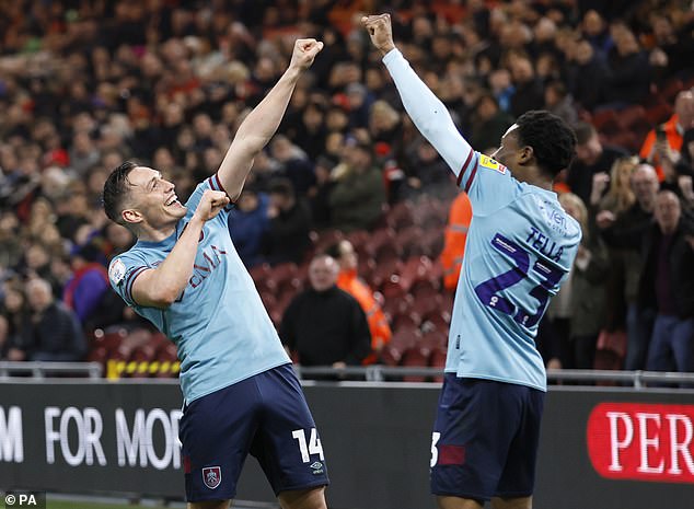 Connor Roberts celebra su gol en Middlesbrough con su compañero de equipo en el Burnley Nathan Tella