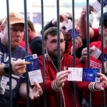 Miles de fanáticos quedaron atrapados fuera del Stade de Paris en la final de Liverpool en mayo de 2022