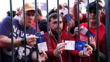 Miles de fanáticos quedaron atrapados fuera del Stade de Paris en la final de Liverpool en mayo de 2022
