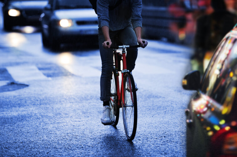 Los autos autónomos tendrán que aprender el 'lenguaje de los ciclistas' para que las carreteras sean seguras para todos, según un estudio