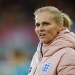 La primera derrota de Inglaterra en 31 partidos ha dejado a Sarina Wiegman (en la foto) con algunos problemas