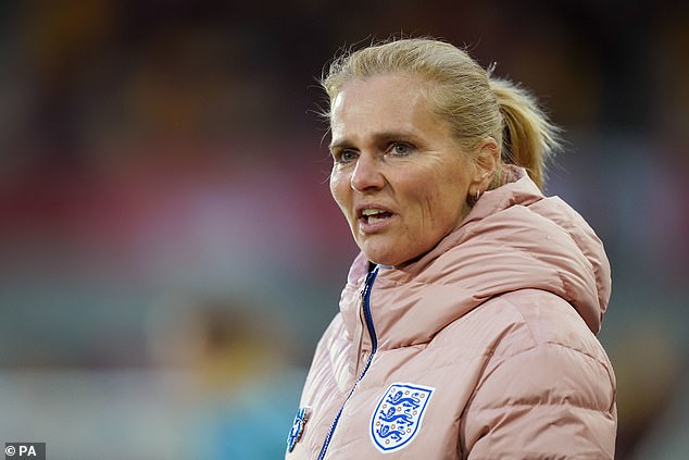 La primera derrota de Inglaterra en 31 partidos ha dejado a Sarina Wiegman (en la foto) con algunos problemas