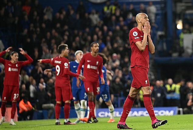 Fabinho y sus compañeros del Liverpool lamentan una oportunidad perdida en el empate sin goles ante el Chelsea