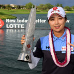 Hyo-Joo Kim con el trofeo después de su victoria en el Lotte Championship 2022 en Hoakalei Country Club en Hawái