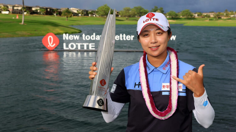 Hyo-Joo Kim con el trofeo después de su victoria en el Lotte Championship 2022 en Hoakalei Country Club en Hawái