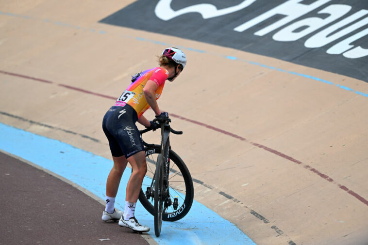 Markus, devastado tras caer en la escapada ganadora en el velódromo de la París-Roubaix