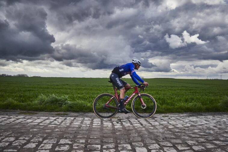 Mathieu van der Poel extraña al 'compañero en el crimen' Pogacar para Paris-Roubaix