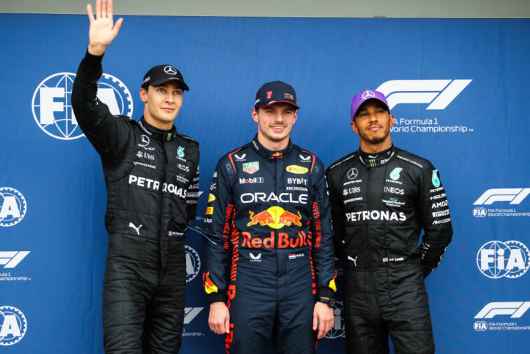 MELBOURNE, AUSTRALIA - 1 DE ABRIL: George Russell de Mercedes y Gran Bretaña, Max Verstappen de