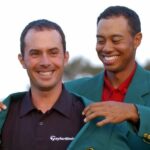 El campeón de 2002, Tiger Woods, a la derecha, ayuda a Mike Weir a ponerse la tradicional chaqueta verde después de que el ex destacado de BYU ganara el Masters de 2003, en el Augusta National Golf Club en Augusta, Georgia, el 13 de abril de 2003. Weir regresará a Augusta esta semana compitiendo en el Masters.