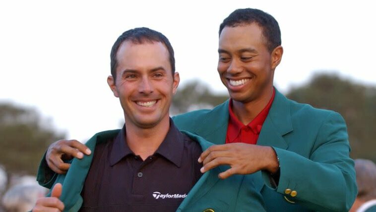 El campeón de 2002, Tiger Woods, a la derecha, ayuda a Mike Weir a ponerse la tradicional chaqueta verde después de que el ex destacado de BYU ganara el Masters de 2003, en el Augusta National Golf Club en Augusta, Georgia, el 13 de abril de 2003. Weir regresará a Augusta esta semana compitiendo en el Masters.