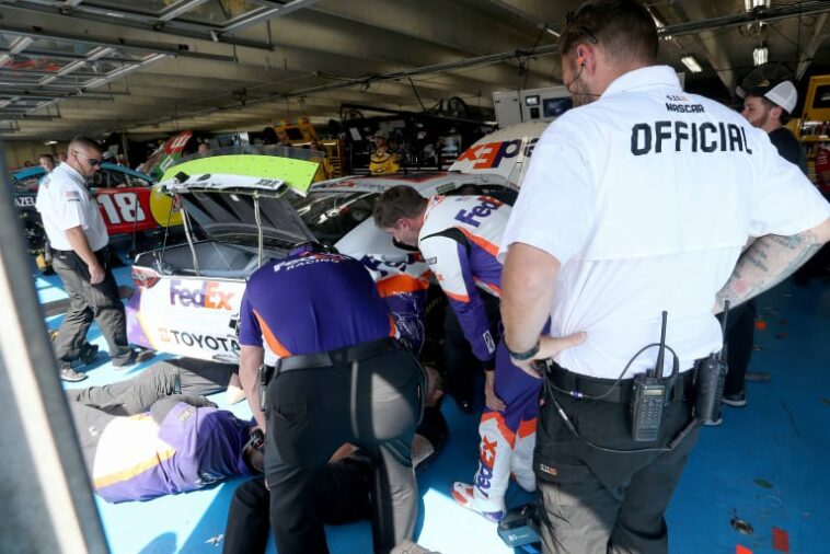 Denny Hamlin se estrella en la práctica de NASCAR Roval - oficial de NASCAR en el área del garaje