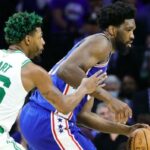 Marcus Smart de los Boston Celtics y Joel Embiid de los Philadelphia 76ers