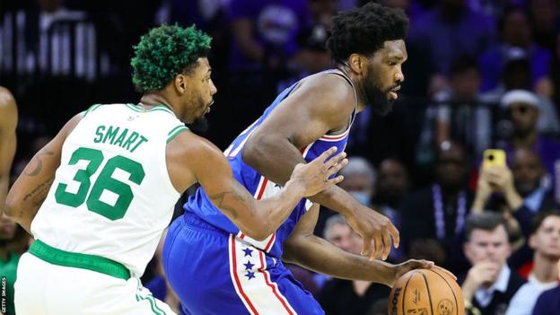 Marcus Smart de los Boston Celtics y Joel Embiid de los Philadelphia 76ers