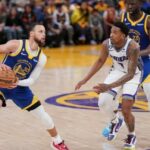 Los Golden State Warriors Stephen Curry con el balón en su partido de play-off de la NBA contra los Sacramento Kings