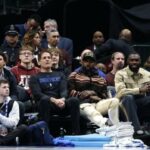 El propietario de los Dallas Mavericks, Mark Cuban, Kyrie Irving y Tim Hardaway Jr. observan el partido de los Chicago Bulls junto a la cancha