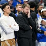 Luka Doncic se cubre la cara con la mano mientras observa el resto del juego Dallas Mavericks v Chicago Bulls en la cancha después de que lo sacaron durante el primer cuarto.