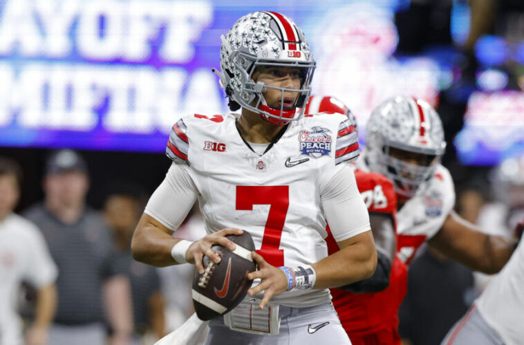 ATLANTA, GA - 31 DE DICIEMBRE: CJ Stroud #7 de los Ohio State Buckeyes retrocede para pasar durante la primera mitad contra los Georgia Bulldogs en el Chick-fil-A Peach Bowl en el Mercedes-Benz Stadium el 31 de diciembre de 2022 en Atlanta, Georgia.  (Foto de Todd Kirkland/Getty Images)