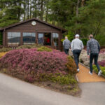 Golfistas caminando hacia la cabaña a mitad de camino en Gleneagles
