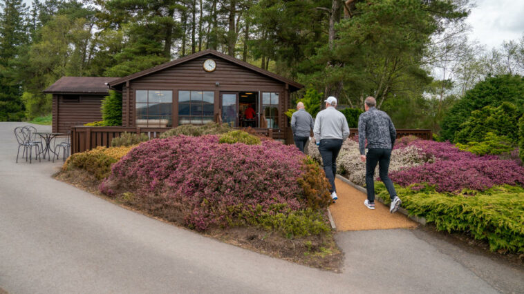 Golfistas caminando hacia la cabaña a mitad de camino en Gleneagles