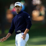 Brooks Koepka llamó indirectamente a Patrick Cantlay el domingo en el Augusta National por su “brutalmente lento”  jugar.  (Andrés Redington/Getty Images)