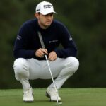 Patrick Cantlay de Estados Unidos observa un putt en el green del 17 - Patrick Smith/Getty Images