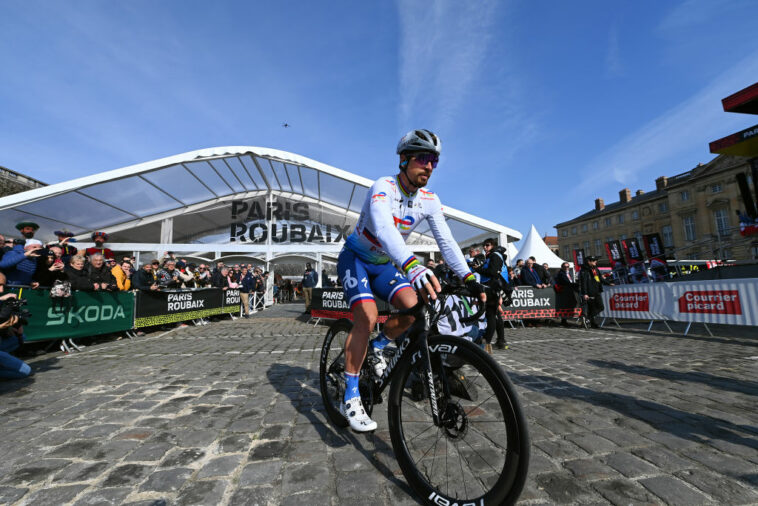 Peter Sagan se cae en la final de la París-Roubaix