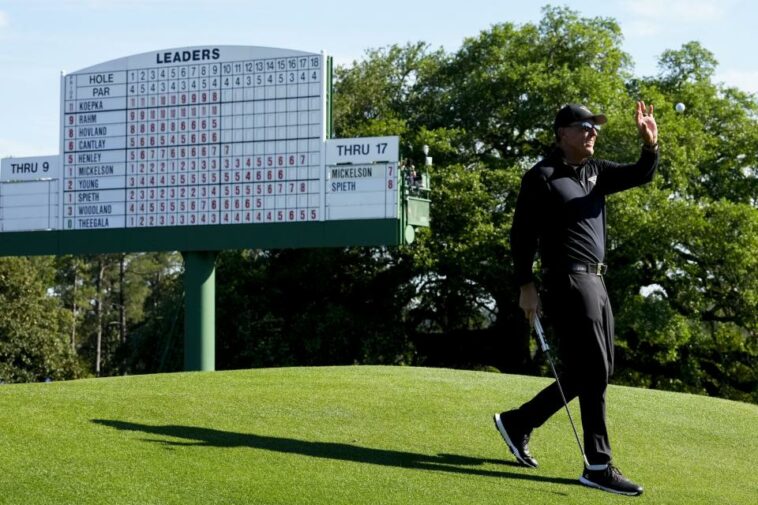 Phil Mickelson atrapa una pelota en el green 18 durante la ronda final de The Masters.