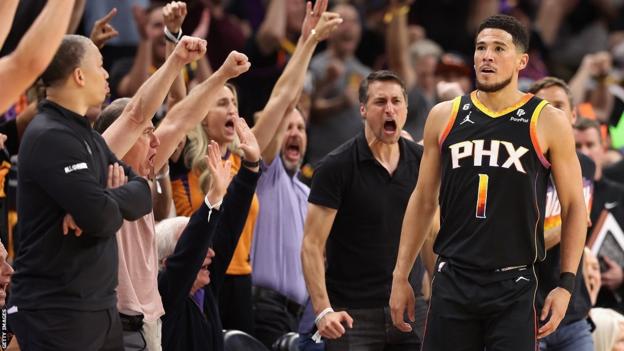 La multitud vitorea mientras Devin Booker lidera la pelea de los Phoenix Suns contra los LA Clippers.