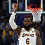 La estrella de Los Angeles Lakers, LeBron James, apunta hacia arriba durante un partido de play-off contra los Memphis Grizzlies.