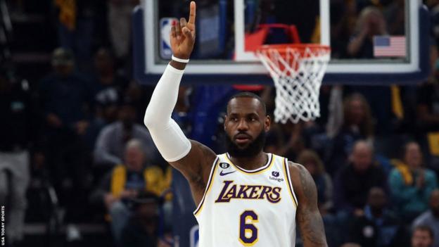 La estrella de Los Angeles Lakers, LeBron James, apunta hacia arriba durante un partido de play-off contra los Memphis Grizzlies.