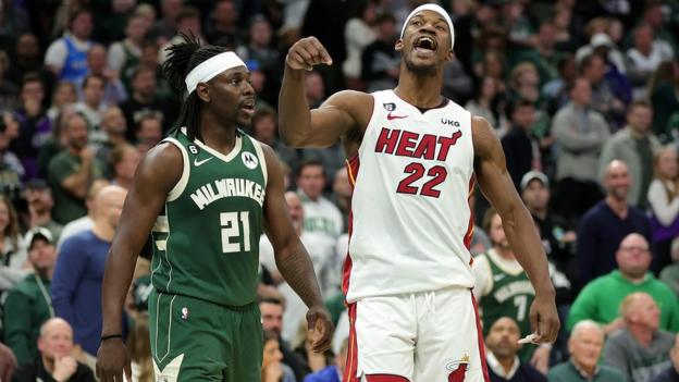 Jimmy Butler de Miami Heat celebra durante la victoria del quinto juego sobre los Milwaukee Bucks