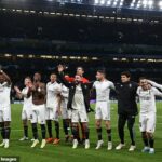 Los jugadores del Real Madrid celebran su contundente triunfo global por 4-0 sobre el Chelsea en el pase a semifinales de la Champions League