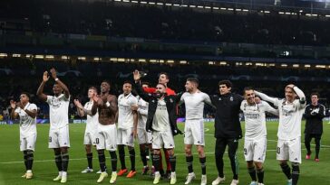 Los jugadores del Real Madrid celebran su contundente triunfo global por 4-0 sobre el Chelsea en el pase a semifinales de la Champions League