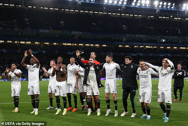 Los jugadores del Real Madrid celebran su contundente triunfo global por 4-0 sobre el Chelsea en el pase a semifinales de la Champions League