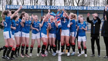 Rangers U18 levantando el Trofeo de la Liga NAP 2022/23.