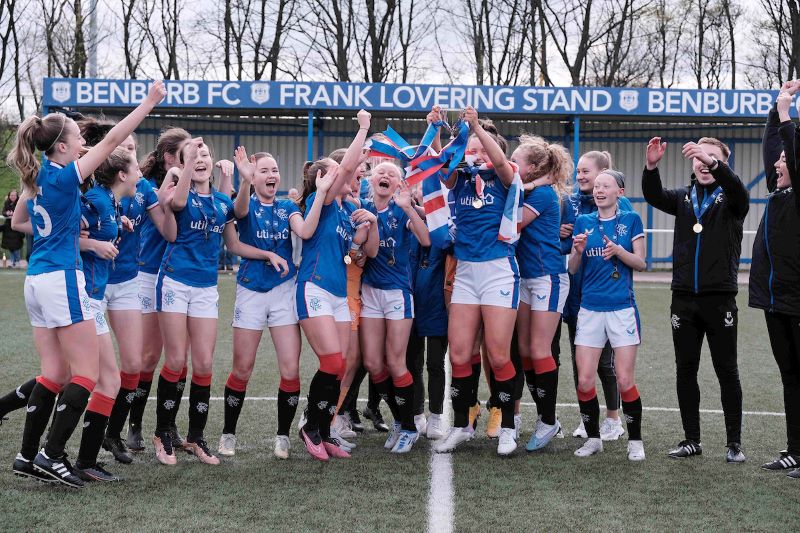 Rangers U18 levantando el Trofeo de la Liga NAP 2022/23.