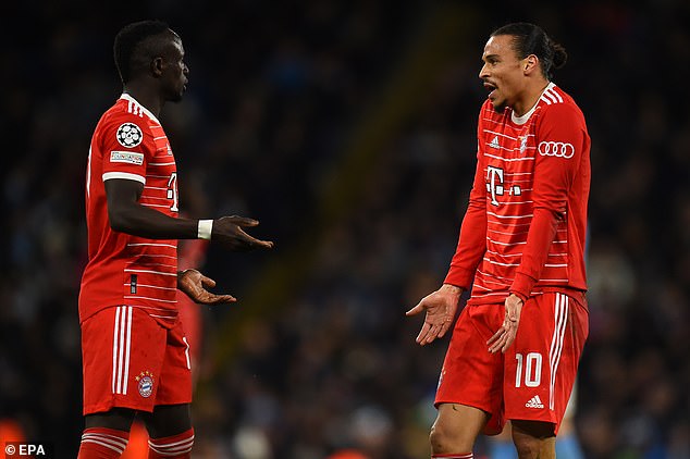 Una discusión en el campo entre Sadio Mane (izquierda) y Leroy Sane (derecha) derivó en una pelea en el vestuario y este último sufrió un labio ensangrentado.