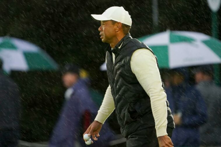 Tiger Woods preparándose para la reanudación de la segunda ronda el sábado por la mañana.