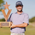 Spencer Levin con el trofeo tras su victoria en el Veritex Bank Championship 2023 en Texas