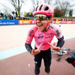 Steve Bauer aplaude la histórica victoria de Alison Jackson en la París-Roubaix