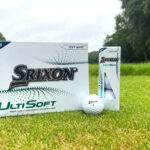 La pelota de golf Srixon Ultisoft sobre un fondo verde