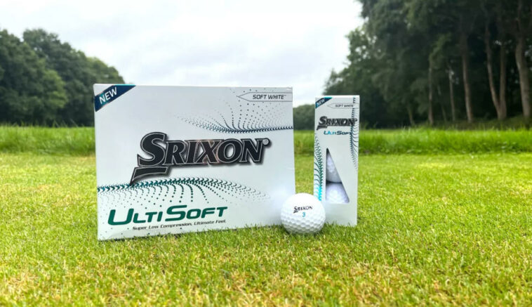 La pelota de golf Srixon Ultisoft sobre un fondo verde